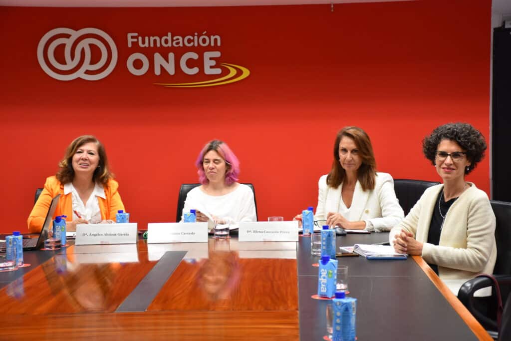firma entre Fundación ONCE y el Observatorio Generación & Talento: Ángeles Alcázar,  Virginia Carcedo, Elena Cascante y Carla Bonino